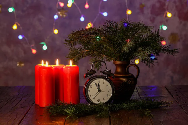 Velas rojas de Adviento sobre una mesa de madera — Foto de Stock