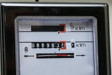 Elektrik enerji ölçer eski elektromekanik tip yakın çekim