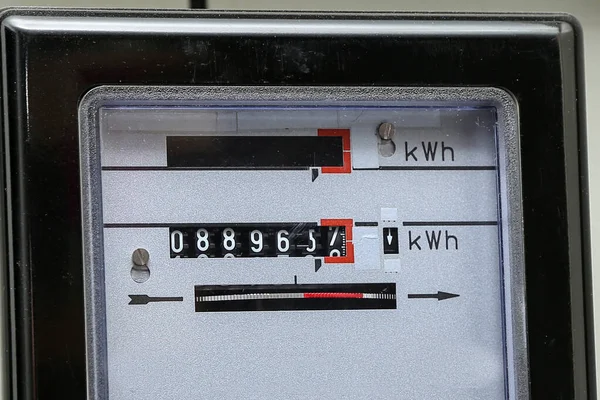 Licznik energii elektrycznej stary elektromechaniczny zbliżenie typu — Zdjęcie stockowe