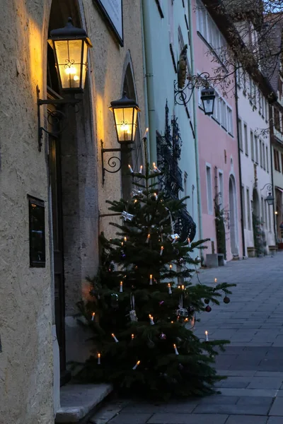 Stadtstraße unter freiem Himmel weihnachtlich geschmückt — Stockfoto