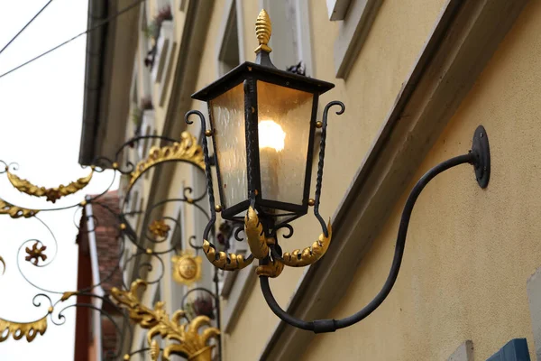 古い街灯は通行人のための道を照らす — ストック写真