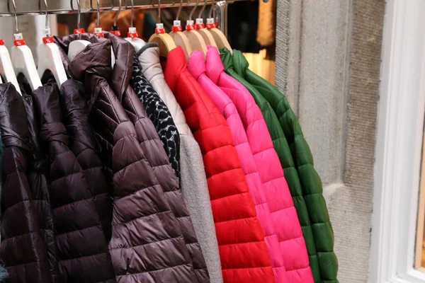 Különböző őszi és téli ruházat eladó — Stock Fotó