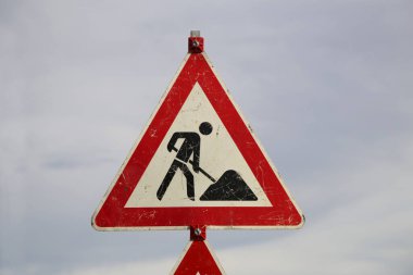 Yol işaretleri. Yol tabelasını gösteriyor.