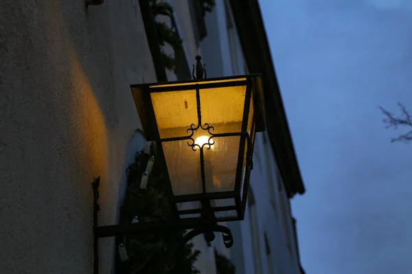 Старые уличные фонари освещают дорогу прохожим — стоковое фото