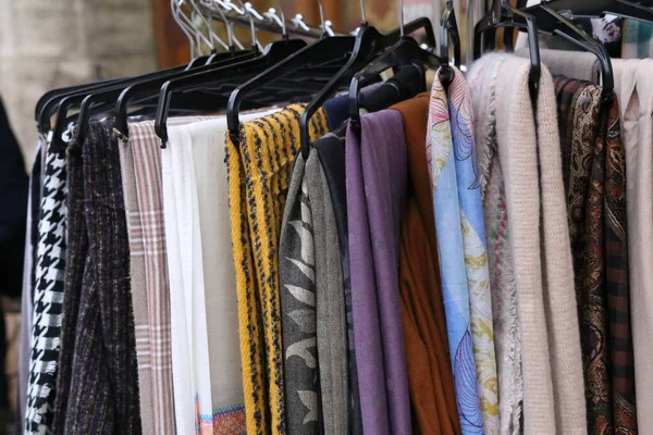 Különböző őszi és téli ruházat eladó — Stock Fotó
