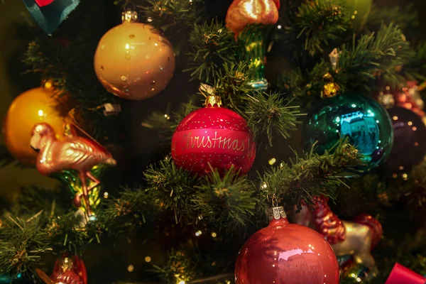 様々な明るいおもちゃで飾られたクリスマスツリー — ストック写真