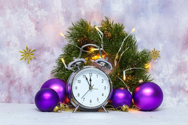 Kerststilleven met mooie paarse ballen — Stockfoto