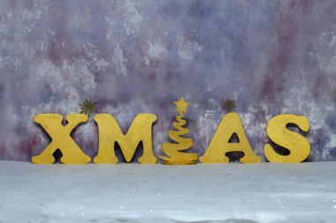 XMAS - Kontrplaktan yapılmış altın harflerle dolu Noel natürmortu