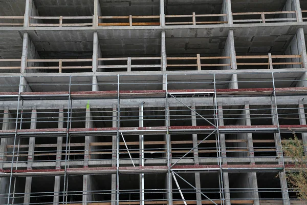 Canteiro de obras com um edifício de vários andares — Fotografia de Stock