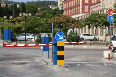 Girişte ve çıkışta engelli park ücreti ödemiş.