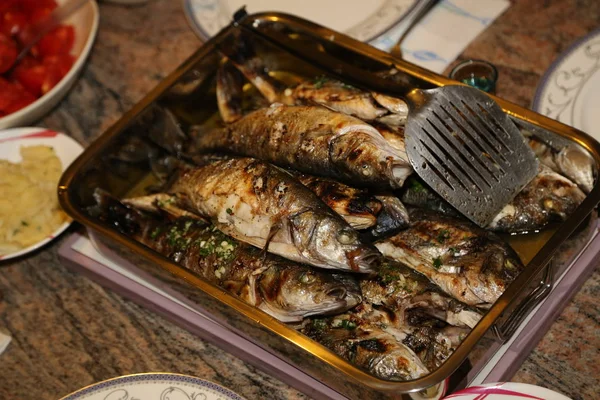 Grilled sea fish stands on the table — Stock Photo, Image