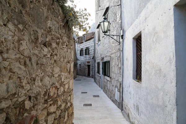 The narrow streets of a small Croatian town — Stock Photo, Image