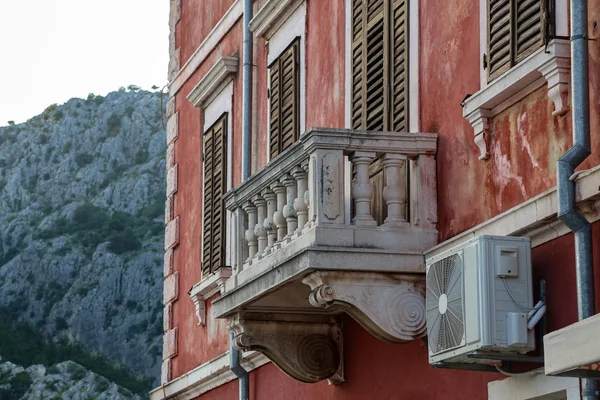 Balcone di una vecchia casa in Croazia — Foto Stock
