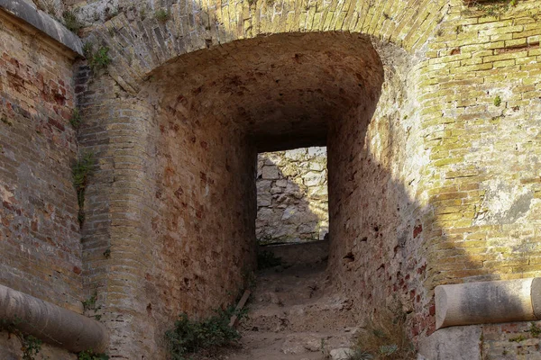Fragmento de uma parede de tijolo de uma fortaleza velha — Fotografia de Stock