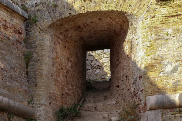 Fragment of a brick wall of an old fortress — Stock Photo, Image