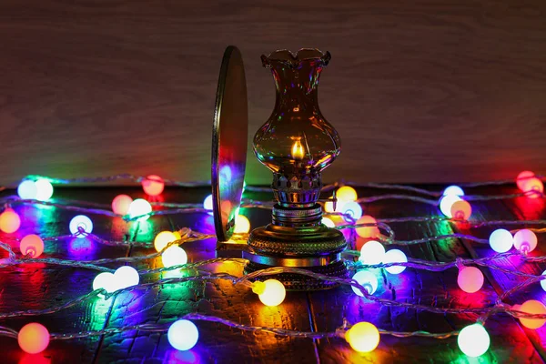 Bodegón de Navidad con guirnaldas de Navidad multicolores —  Fotos de Stock