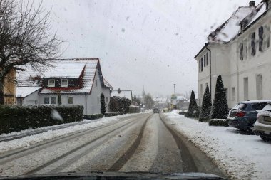 Kar yağışı altında küçük bir kasabanın caddesi
