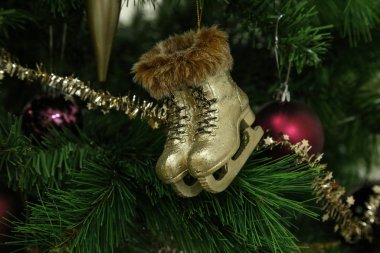 Çeşitli parlak oyuncaklarla süslenmiş Noel ağaçları