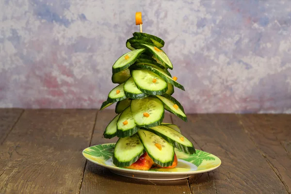 Árvore de Natal verde de pepinos à mesa festiva — Fotografia de Stock