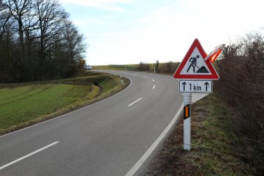 Trafik işaretleri yolda çalışmaların devam ettiğini gösteriyor.