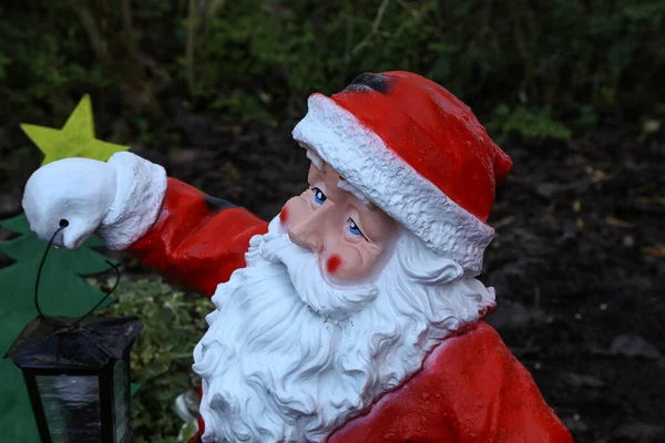 Weihnachtsmann hält eine Laterne in der Hand — Stockfoto