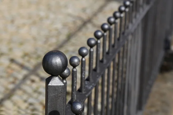 Strong metal fence around the apartment building — Stock Photo, Image