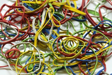 Elastik renkli elastik bantlar masanın üzerinde yatıyor.