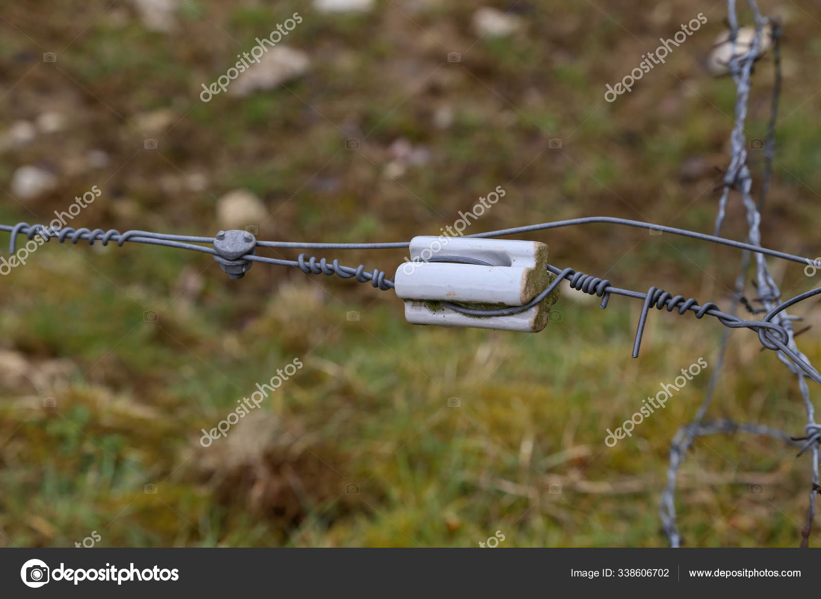 Elektrisches Zauntor Schutzt Eine Grune Graswiese Stockfotografie Lizenzfreie Fotos C Malleo 338606702 Depositphotos