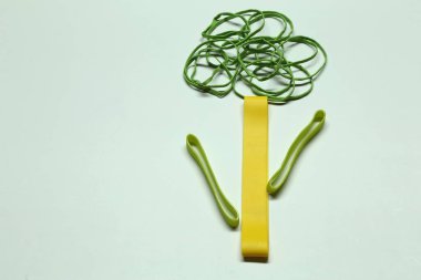 Renkli lastik bantlardan yapılmış yeşil ağaç