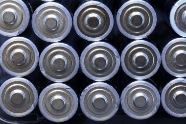 bir satırda birkaç yeni alkali pil