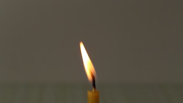 Brennende Kerze Auf Grauem Hintergrund — Stockvideo