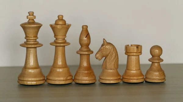 Šachové Figurky Rozmazaném Světlém Pozadí — Stock fotografie