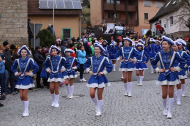 Laudenbach, Main-Tauber-Kreis, Almanya - 23 Şubat 2020: Laudenbach Karnavalı, renkli kostümler ve ayrıntılı geçit törenleri Almanya 'nın en önemli karnavallarından birinin parçasıdır.