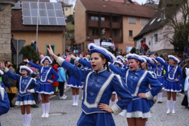 Laudenbach, Main-Tauber-Kreis, Almanya - 23 Şubat 2020: Laudenbach Karnavalı, renkli kostümler ve ayrıntılı geçit törenleri Almanya 'nın en önemli karnavallarından birinin parçasıdır.