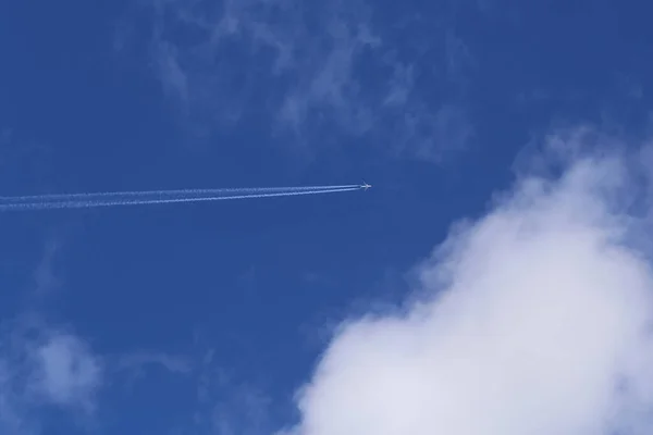 Verso Nuvole Aereo Lascia Segno Sul Cielo Blu — Foto Stock