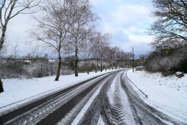 Sokaklar ve yollar beyaz karla kaplı..