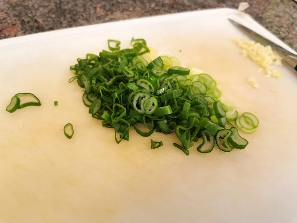 Fijngesneden groene ui gekookt voor sla — Stockfoto