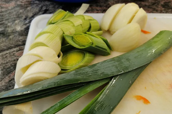 Gesnipperde groene ui gekookt voor sla, ligt op het bord — Stockfoto