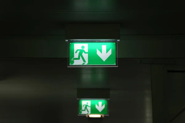 Atış bir acil çıkış işareti kapatmak — Stok fotoğraf