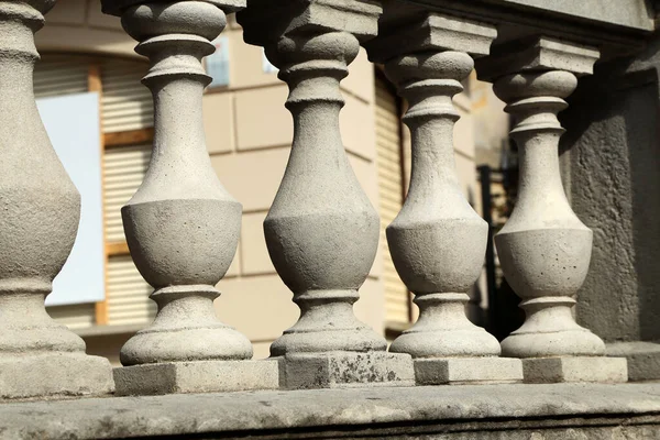 Balaustrada de colunas de pedra iluminadas pelo sol — Fotografia de Stock