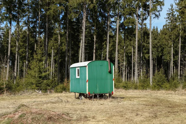 Mobilní dřevorubecká bouda stojí v lese — Stock fotografie