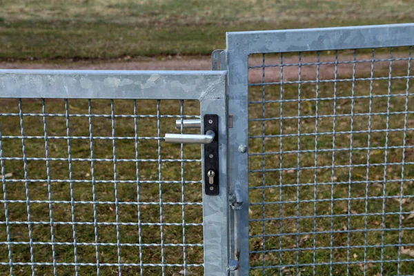 Μεταλλική δικτυωτή πύλη με εσωτερική κλειδαριά και λαβή — Φωτογραφία Αρχείου