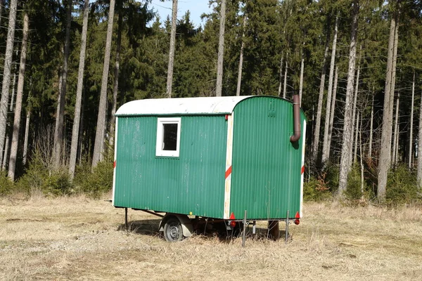 Mobile Holzfällerhütte steht im Wald — Stockfoto