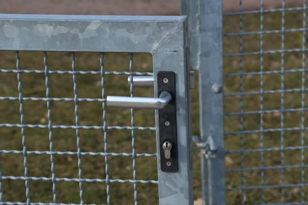 Metalowa brama siatkowa z zamkiem wewnętrznym i uchwytem — Zdjęcie stockowe