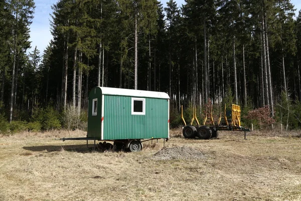 Mobil favágó kunyhó áll az erdőben — Stock Fotó