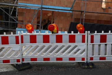 Barikat kurmuşlar. Özel çitler ev inşaatı sırasında trafiği engelliyor.