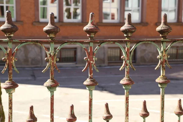 Fémkerítés Fém Göndör Kerítés Parkban — Stock Fotó