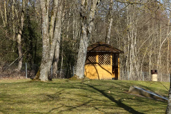 Żółta Altana Parku Wiosną — Zdjęcie stockowe