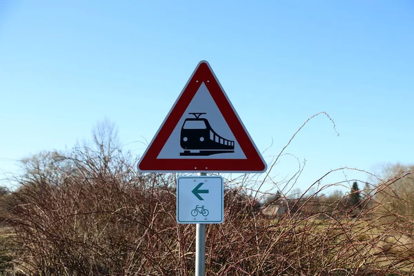 Tyskt Trafikmärke Var Uppmärksam Tåg — Stockfoto