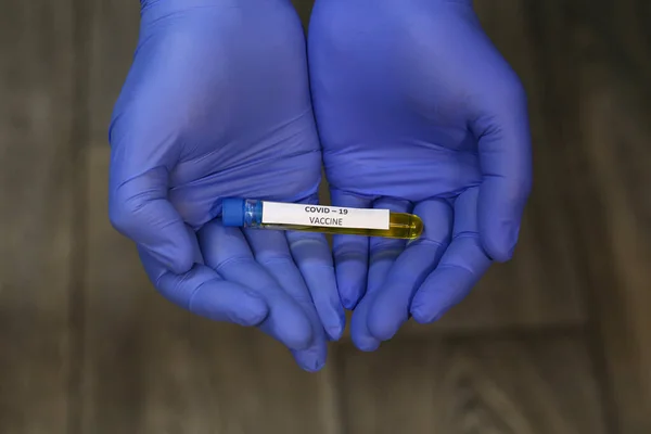 Arzt Hält Covid Coronavirus Impfstoff Der Hand — Stockfoto